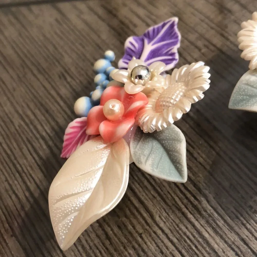 Vintage 80’s - 90’s Acrylic Pearlized Flower Cluster Clip Earring.